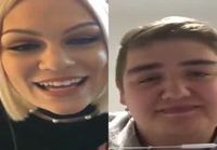 Jessie J laulaa fanin kanssa