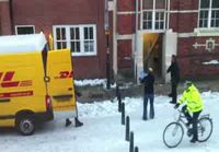 DHL lastaa kuormaa