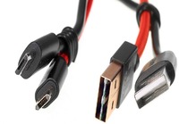 Molemmin päin sopiva perinteinen USB/MicroUSB piuha