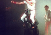 Freddie Mercury ratsastaa