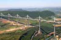 Millau Viaduct - Sillan korkein kohta yltää 343 metriin. Google maps: https://goo.gl/maps/R83WxU1Qn9B2