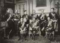 9 Kuningasta samassa kuvassa - Ylärivi: King Haakon VII of Norway, Tsar Ferdinand of the Bulgarians, King Manuel II of Portugal and the Algarve, Kaiser Wilhelm II of Germany and Prussia, King George I of the Hellenes and King Albert I of the Belgians.


Alarivi: King Alfonso XIII of Spain, King George V of the United Kingdom and King Frederick VIII of Denmark.