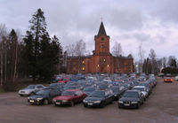 Tiivis parkkeeraus tapa kirkolla