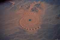 Hiekkalaatikolla - Suuruudenhullulle ei hiekkalaatikko riittänyt joten piti siirtyä saharaan http://www.thisiscolossal.com/2014/02/desert-breath-a-monumental-land-art-installation-in-the-sahara-desert/ ja vielä google mapsissa https://www.google.fi/maps/place/Desert+Breath/@27.3801939,33.6316107,775m/data=!3m1!1e3!4m2!3m1!1s0x145265ec483b2331:0xe366ef1d890b57f6