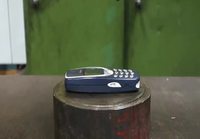 Nokia 3310 puristimessa