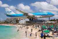 Lentokone lentää uskomattoman matalalla uimarannan ylitse - The runway at Princess Juliana International Airport in St. Martin is so short that the airplanes have to fly in super low over the happy vacationing sunbathers!