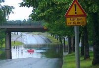 Ajoittain vettä tiellä!