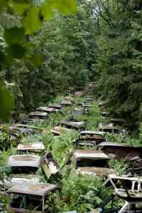 Aamuruuhka maailmanlopun jälkeen - Châtillon, Belgia. Stoori: http://www.placerating.com/place/detail/202-abandoned-cars-in-chatillon