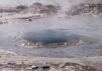 Geysir purkautuu