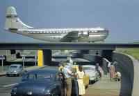 Boeing 377 Stratocruiser ylittämässä siltaa vuonna 1951