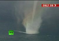 Tornado nostaa aikamoisen vesipatsaan Australiassa