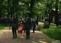 Helsingin vanha kirkkopuisto (ruttopuisto) Kesäkuussa 1941. - A German military delegation placing a wreath on the Memorial in Vanha Kirkkopuisto (Old Church Park) which was dedicated to the German soldiers who fell in the Battle for Helsinki in April 1918.
Bulevardi, Helsinki, Finland. June 1941.

Directly behind the two soldiers in front is General Waldemar Erfurth who was appointed Liaison Officer to Finland on June 11th 1941 and as Finland joined Germany in hostilities against the Soviet Union on June 25th, we think this may have been a German publicity engagement sometime between those two dates.

(Source - SA Kuva Finland)

(Colorized by Jared Enos from the USA)