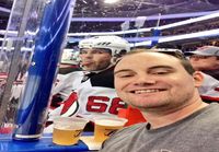 Jaromir Jagr photobombbaa fanin vaihtoaitioselfietä