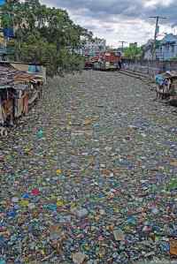 Citarum River, Indonesia. Most polluted river in the world. - Ei hauska kuva, mutta ajattelun aihetta. Muistakaa sitten sytyttää takka yläpuolelta, ettei tule hiukkaspäästöjä.