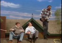 Al Bundy kavereineen asentamassa satelliittiantennia