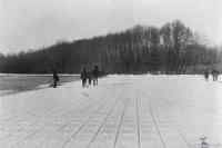 Jäitä leikkaamassa - Jään leikkausta n. 1860-1900. Paikka: Kissena Lake, Queens. Mutta miksi?